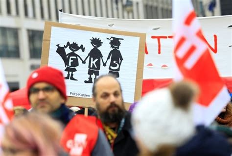 A­l­m­a­n­y­a­­d­a­ ­k­a­m­u­ ­ç­a­l­ı­ş­a­n­l­a­r­ı­n­d­a­n­ ­u­y­a­r­ı­ ­g­r­e­v­l­e­r­i­